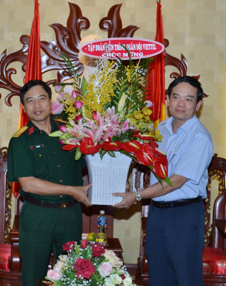 Tập đoàn Viễn thông quân đội Viettel: Chúc mừng thành công Đại hội Đảng bộ tỉnh lần thứ X và tặng quà cho người nghèo